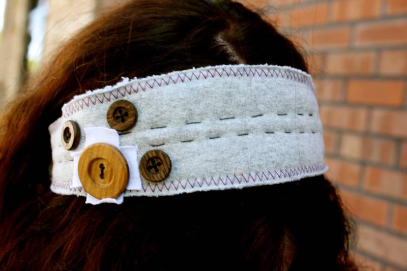 20 % Rabatt Was 15 Jetzt 12, 95 Älterer Stil Recycling-T-Shirts Und Jeans Stirnband - Grau Mit Holzknöpfen 20 % Rabatt Was 15 Jetzt 12, 95 Älterer Stil Recycling-T-Shirts Und Jeans Stirnband - Grau Mit Holzknöpfen von plaidypusfashion