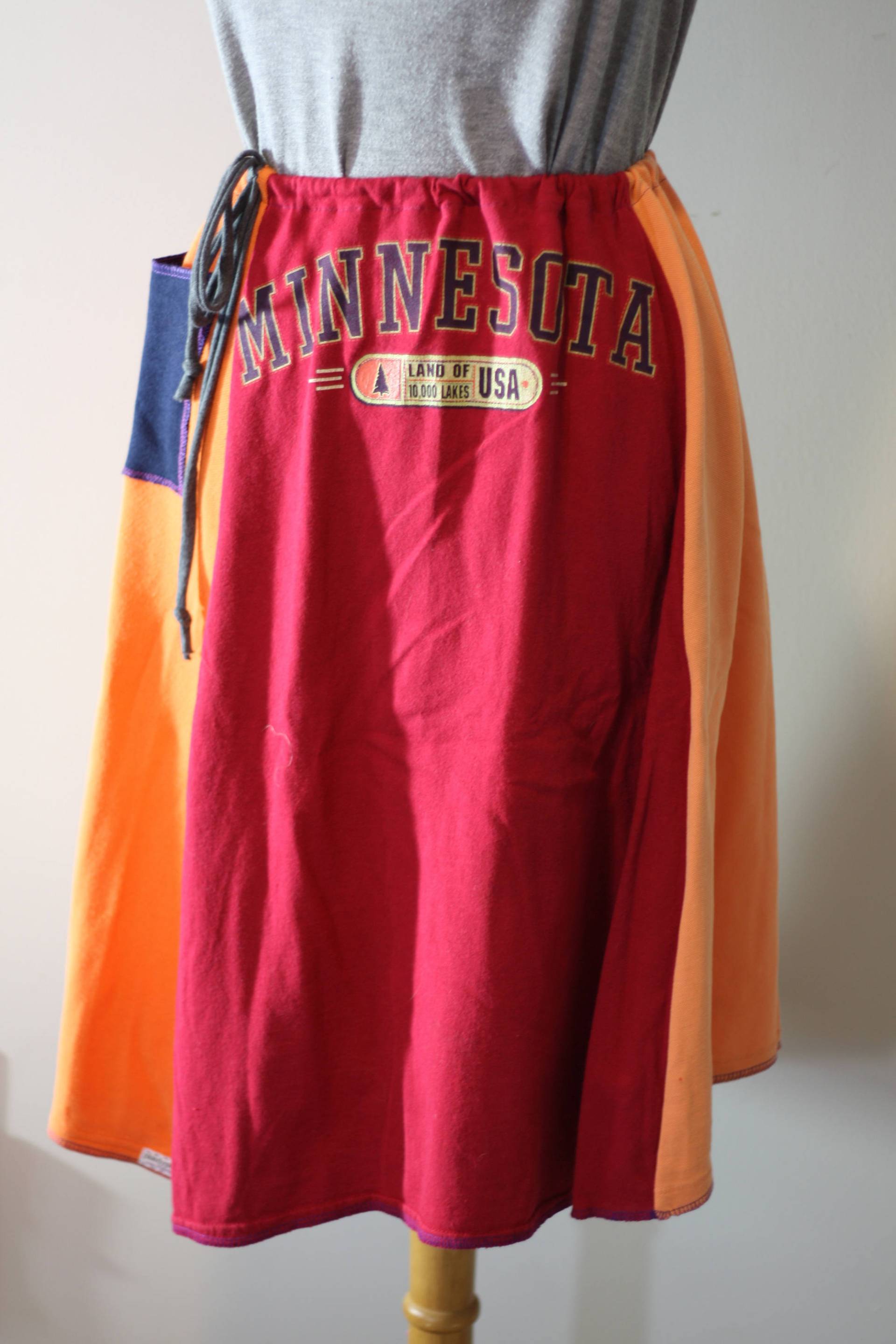 A-Linie Upcycled T-Shirt Rock - Minnesota in Orange Und Rot Mit Marine Tasche Eine Größe Kordelzug von plaidypusfashion
