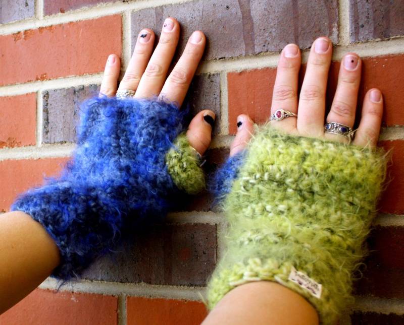 Fuzzy Fingerlose Handschuhe - Blau Und Grün von plaidypusfashion