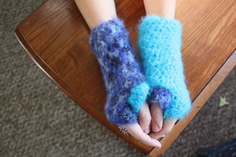Fuzzy Fingerlose Handschuhe - Hellblau Und Dunkelblau von plaidypusfashion