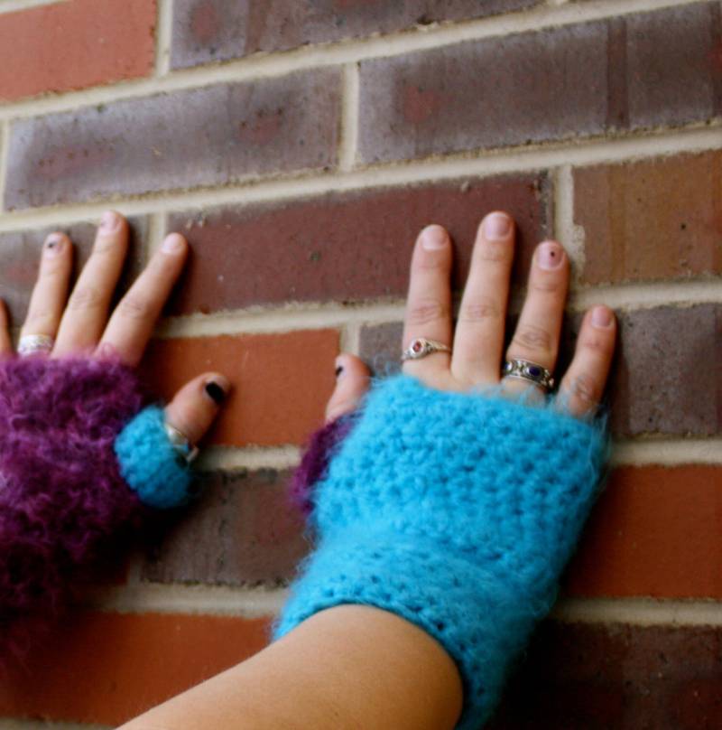Unscharfe Fingerlose Handschuhe - Hellblau Und Violett von plaidypusfashion