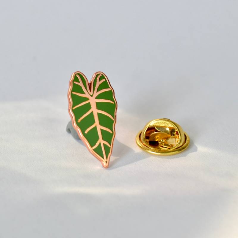 Emaille Pin Pflanze, Alocasia Frydek Brosche, Anstecknadel Blatt, Anhänger, Pflanze Geschenk, Schmuck Accessoires Anstecker Blatt von plantyintroverts