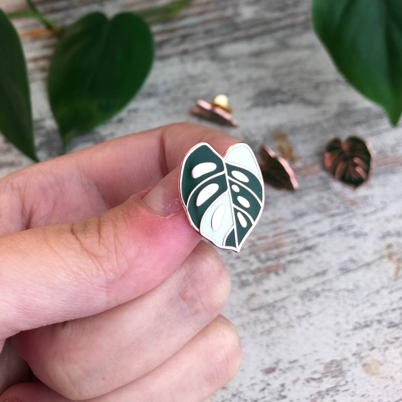 Pflanze Anstecker, Monstera Adansonii Variegata Pin, Anstecknadel, Geschenk, Schmuck Zimmerpflanze, Plantdad Brosche Blatt Pflanze Anstecker, Monstera Adansonii Variegata Pin, Anstecknadel, Geschenk, Schmuck Zimmerpflanze, Plantdad Brosche Blatt von plantyintroverts
