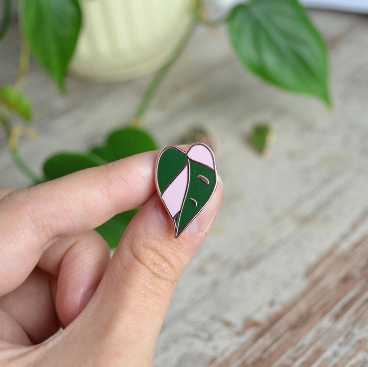 Philodendron Pink Princess - Emaille Pin Pflanze, Brosche, Anhänger, Pflanze Geschenk, Schmuck Pflanze, Cute Plant Pin, Plantdad, Anstecker Philodendron Pink Princess - Emaille Pin Pflanze, Brosche, Anhänger, Pflanze Geschenk, Schmuck Pflanze, Cute Plant Pin, Plantdad, Anstecker von plantyintroverts