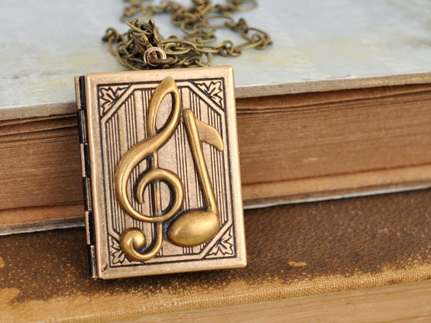 Antike Messing Medaillon Halskette, The G-Clef, Musiknoten Musik-Liebhaber-Medaillon, Buch-Medaillon, Geschenk Für Musiker von plasticouture