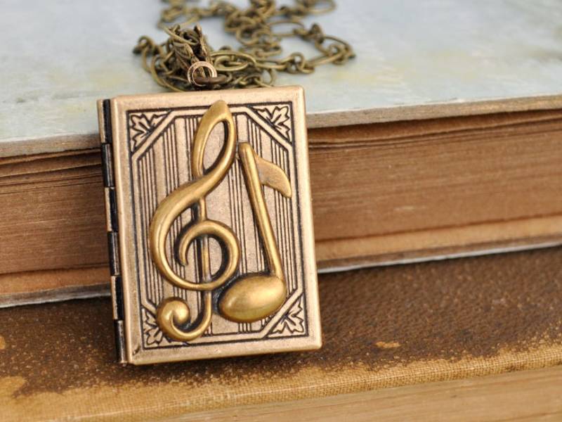 Antike Messing Medaillon Halskette, The G-Clef, Musiknoten Musik-Liebhaber-Medaillon, Buch-Medaillon, Geschenk Für Musiker von plasticouture