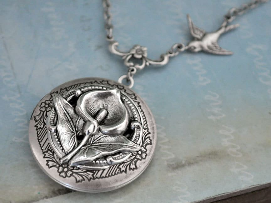 Calla Lilie Halskette, Silber Medaillon, Blume Medaillon Calla Lily, Antike Halskette Mit Spatz Vogel von plasticouture