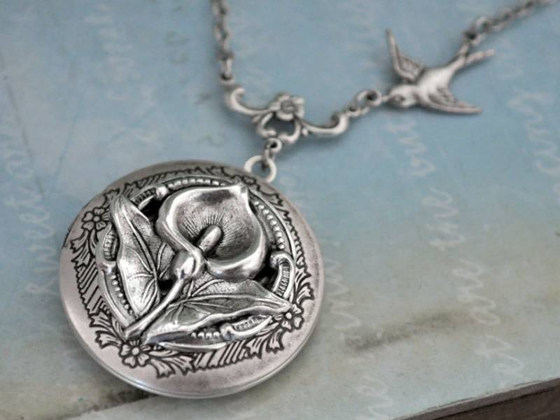 Calla Lilie Halskette, Silber Medaillon, Blume Medaillon Calla Lily, Antike Halskette Mit Spatz Vogel Calla Lilie Halskette, Silber Medaillon, Blume Medaillon Calla Lily, Antike Halskette Mit Spatz Vogel von plasticouture