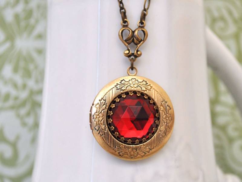 Handgemachte Vintage Jewelryed Rubinrot Glas Foto Medaillon Halskette Antiqued Messing Geschenk Für Frauen Schmuck Sie von plasticouture