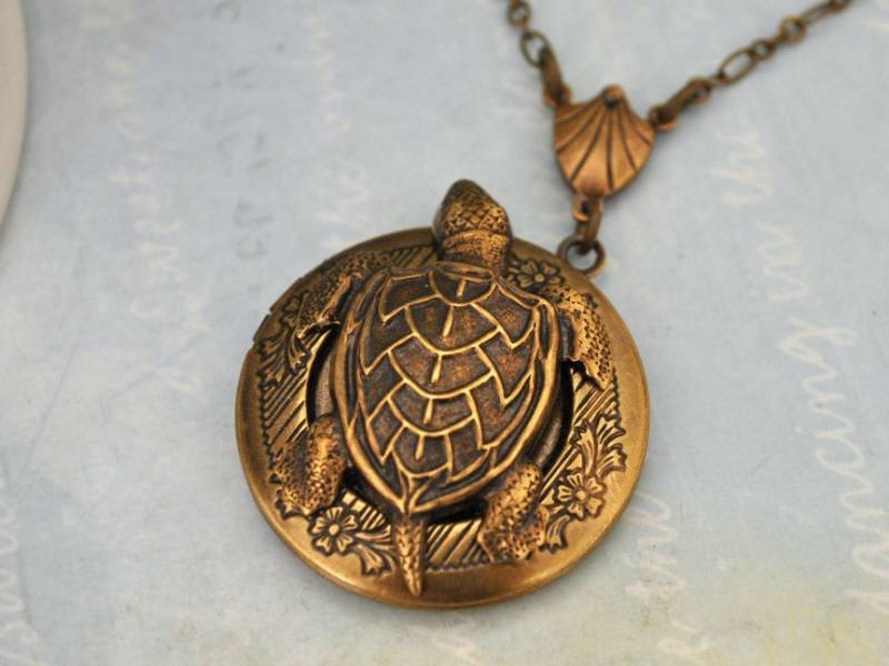 Messing Meer Schildkröte Medaillon Under The Sea Handgefertigte Antike Foto Halskette Geschenk Für Frauen Messing Meer Schildkröte Medaillon Under The Sea Handgefertigte Antike Foto Halskette Geschenk Für Frauen von plasticouture