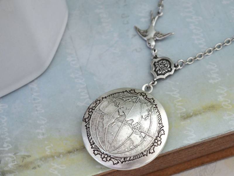 Silber Karte Medaillon Halskette Travel The World Spatz Globus Foto Schmuck Für Frauen Speicher Jahrestag von plasticouture