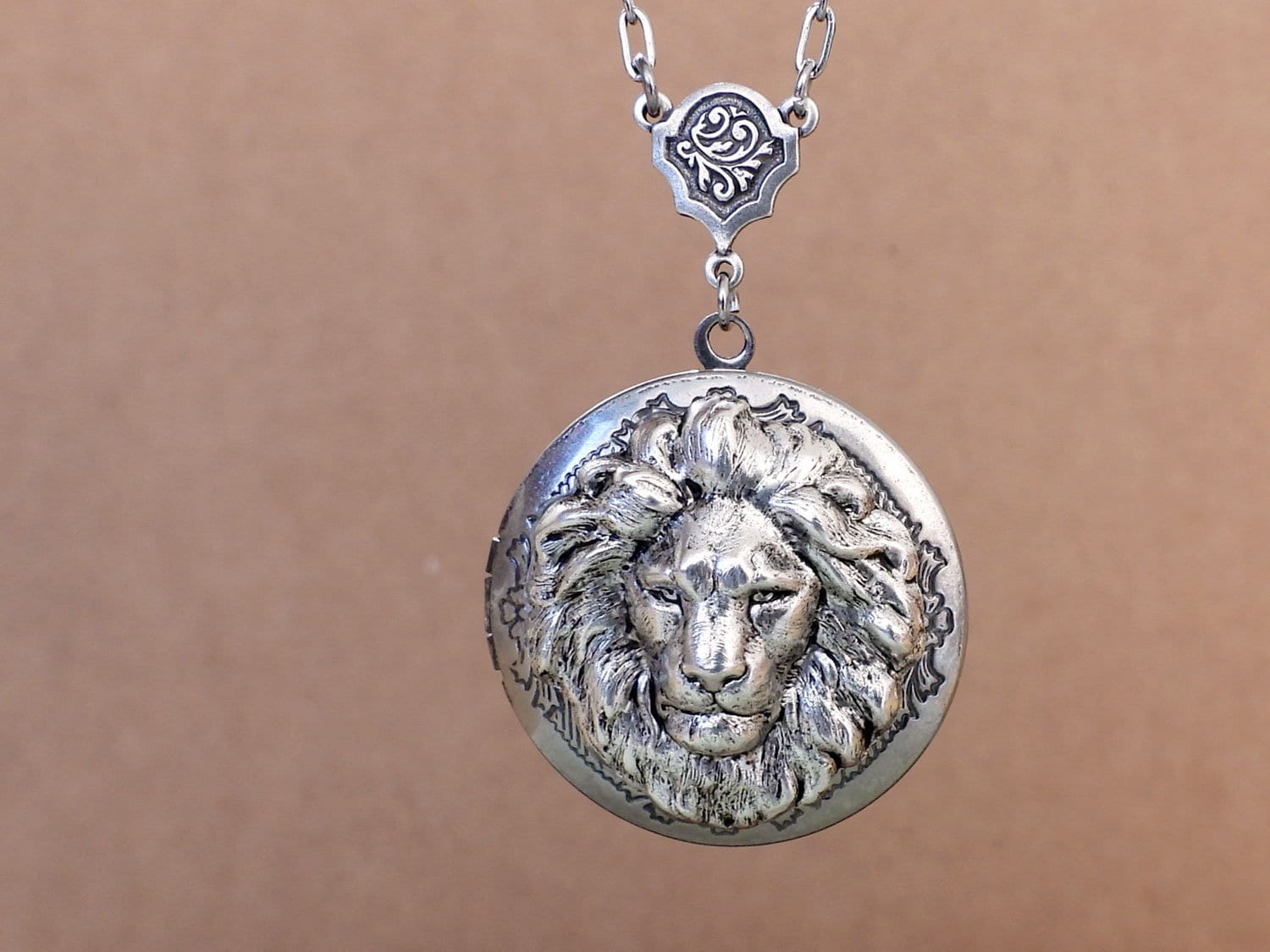 Silber Löwe Medaillon, Brave One, Antikes Foto Medaillon Halskette Geschenk Für Sie, Mit Fotos, Einzigartiges Unisex Anhänger von plasticouture