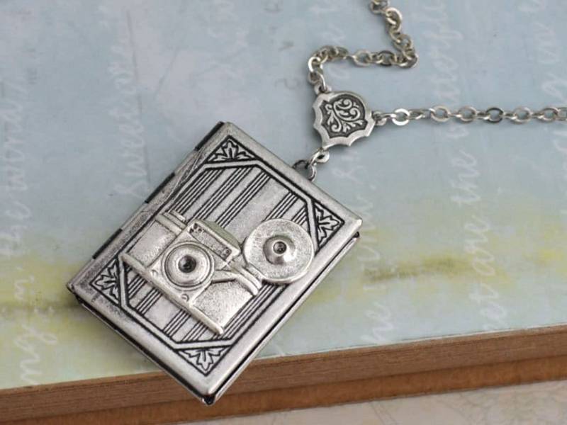 Silber Medaillon Halskette, The Camera Locket, Vintage Kamera Charme Medaillon, Buch Von Plasticouture Silber Medaillon Halskette, The Camera Locket, Vintage Kamera Charme Medaillon, Buch Von Plasticouture von plasticouture