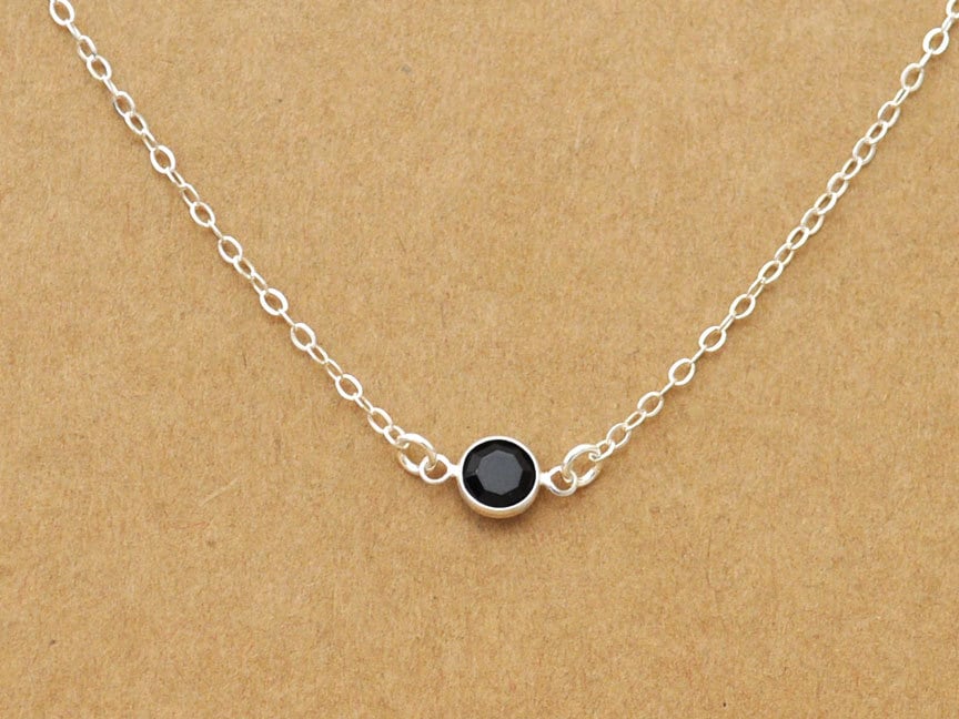 Zierliche Silberkette, Tiny Jet, Schwarze Glaskristallkette, Schlichte Alltagskleidung, Minimalistisch von plasticouture