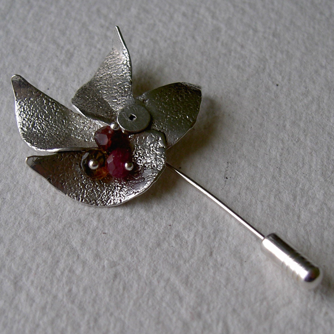 Broche Pincho Remolino Con Turmalinas von platines