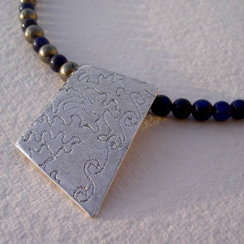 Trapezanhänger Mit Arabesken in Lapislazuli Und Pyrit von platines