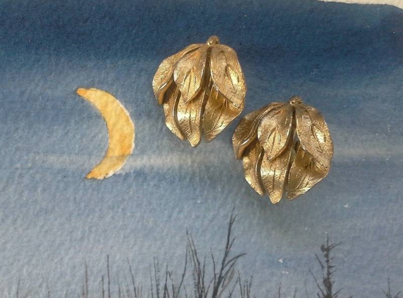 Lisner Goldton Clip Auf Überlappende Blätter Ohrringe von platycatstudio