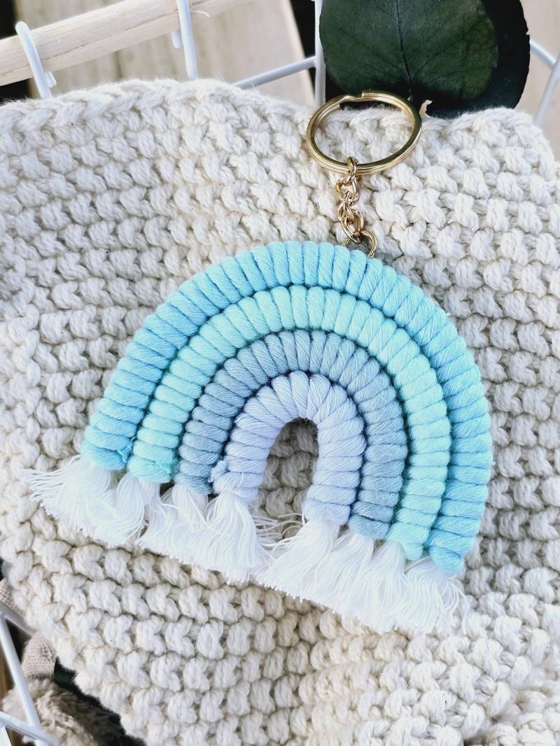 Regenbogen Schlüsselanhänger/Makramee Taufgeschenk Glücksbringer Dekoration Mint-Hellblau von plotterlove1976