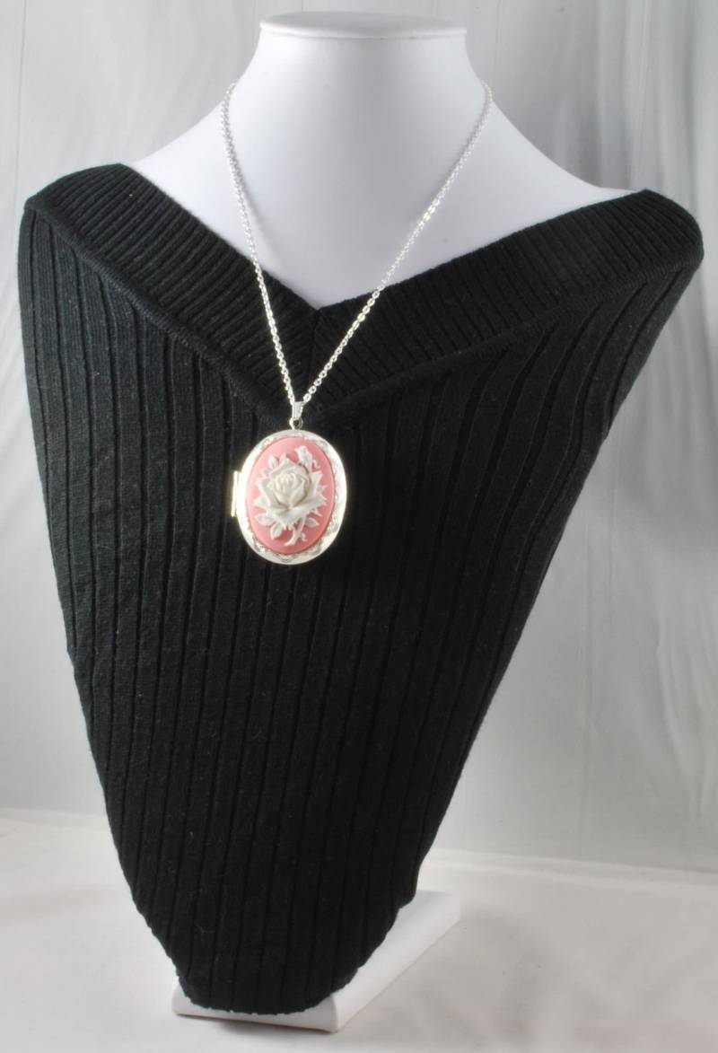 Großes Ovales Medaillon, Auswahl An Blumen - Und Tiermotiven, Mit Halskettenoption Großes Ovales Medaillon, Auswahl An Blumen - Und Tiermotiven, Mit Halskettenoption von pmtime