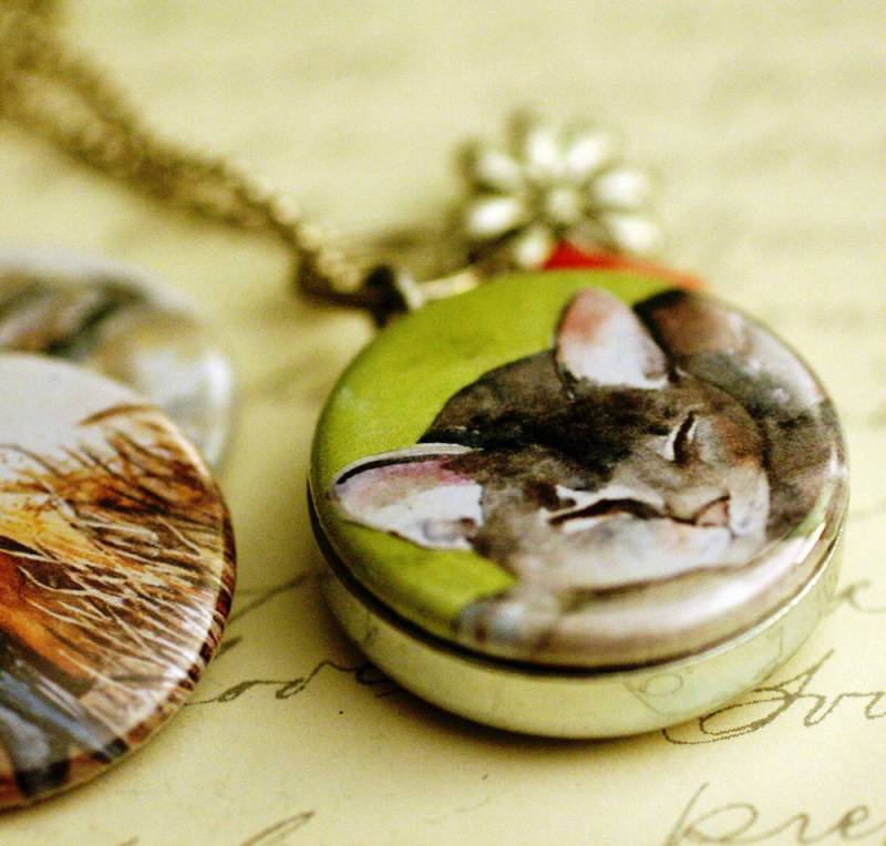 Katze Medaillon Halskette - Perlen Medaillon, Rotkehlchen, Elefant, Magnetschmuck Mit 3 Austauschbaren Deckeln Von Polarity & Rachelle Levingston von polarity