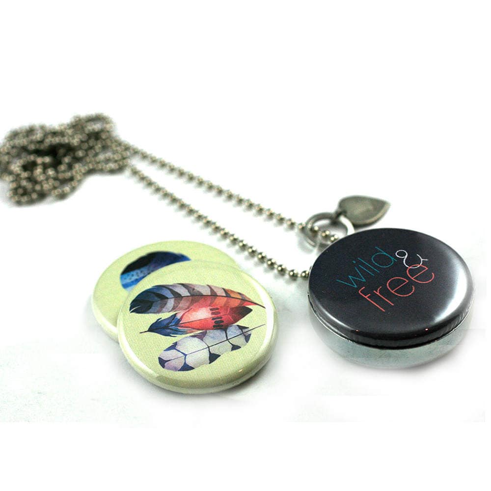 Wild Und Frei Locket Halskette Federn Abschluss-Locket Boho Schmuck Custom Stamped Magnet Wild Und Frei Locket Halskette Federn Abschluss-Locket Boho Schmuck Custom Stamped Magnet von polarity