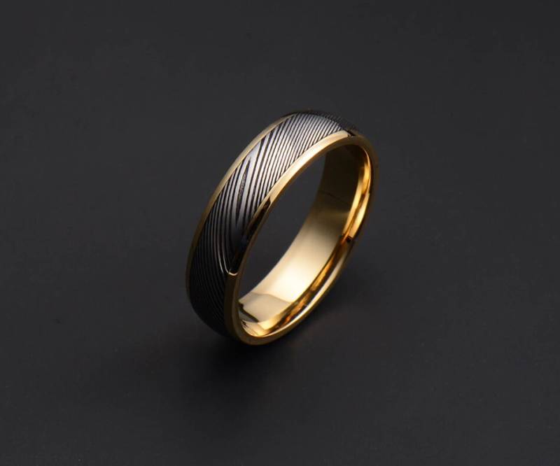 Echte Damaskus Edelstahl Und 18K Gelbgold Herren Ring Pd113 von polygallery