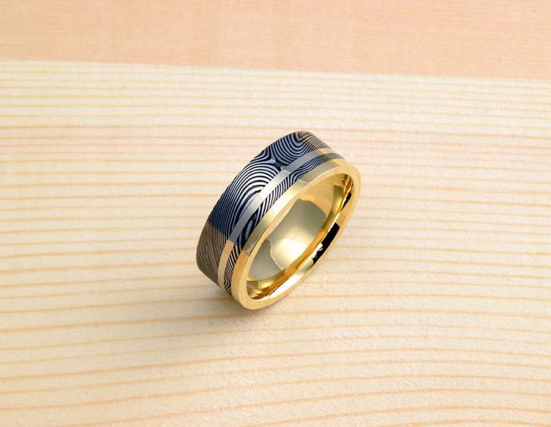 Echte Edelstahl Damaskus Stahl Mit Gelbgold Und Weißgold Herren Ring Pd98 von polygallery
