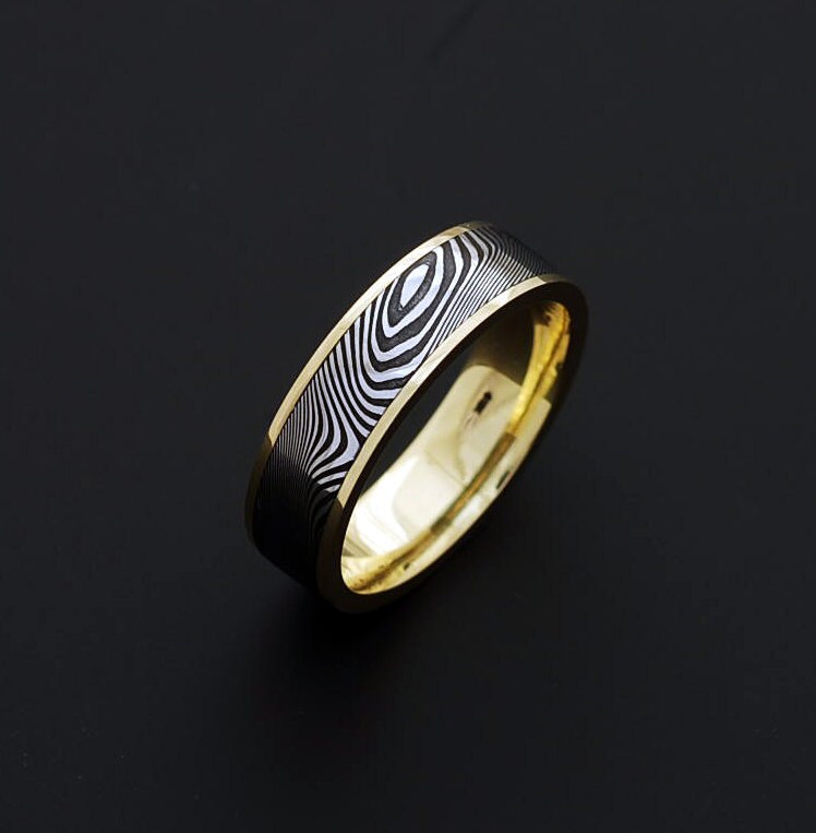 Echte Edelstahl Damaskus Stahl Und 18K Gelbgold Herren Ring Pd31 von polygallery