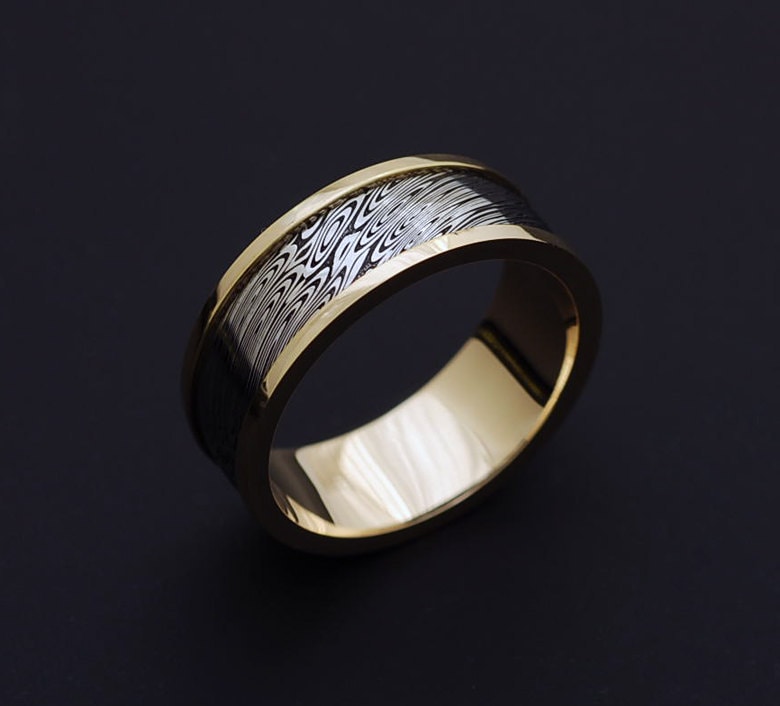 Echte Edelstahl Damaskus Stahl Und 18K Gelbgold Herren Ring Pd68 von polygallery