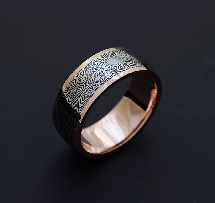Echte Edelstahl Damaskus Stahl Und Rose Gold Herren Ring Pd76 von polygallery