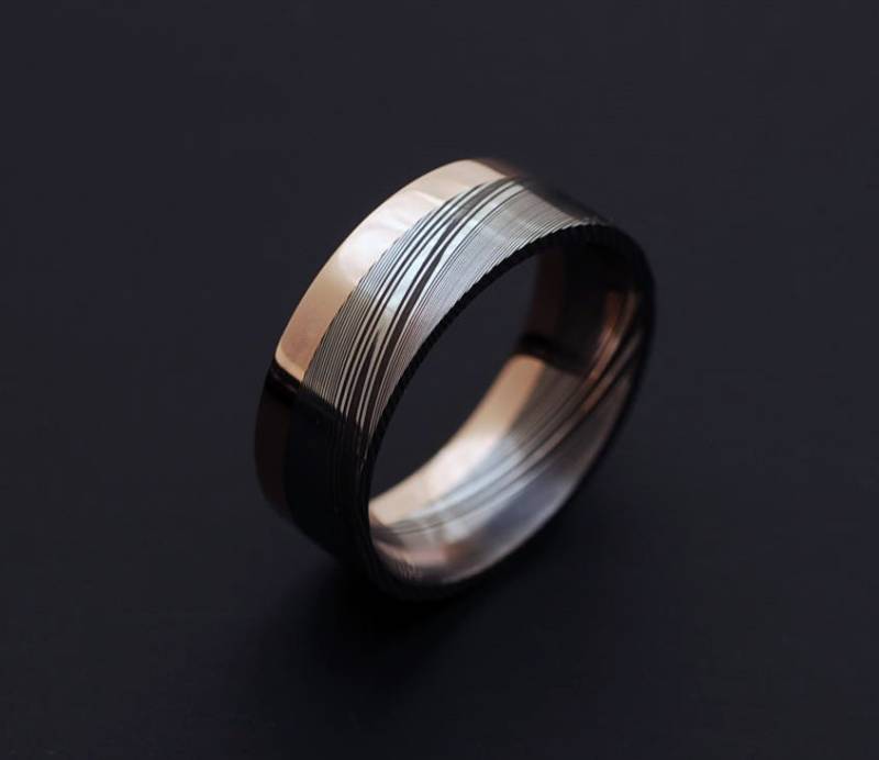 Echte Edelstahl Damaskus Stahl Und Rose Gold Herren Ring Pd78 von polygallery