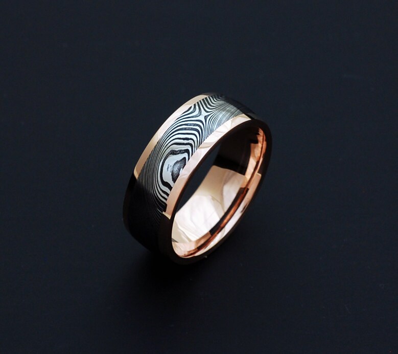 Echte Edelstahl Damaskus Stahl Und Rose Gold Herren Ring Pd85 von polygallery