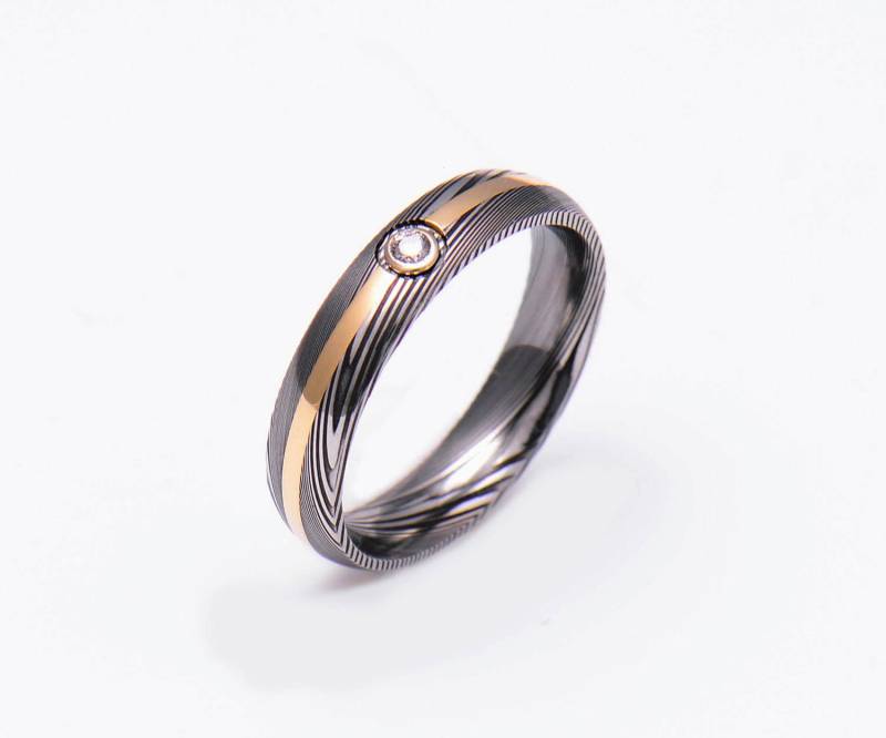 Echter Edelstahl Damaskus Stahl Mit 18K Gelbgold Und Diamant Frauen Ring Pd100 von polygallery