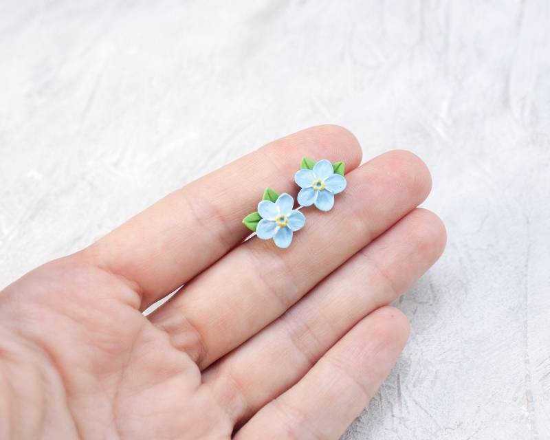 Mini Ohrstecker Blaue Vergissmeinnicht Blume, Blühende Florale Ohrringe von polymerFlowers