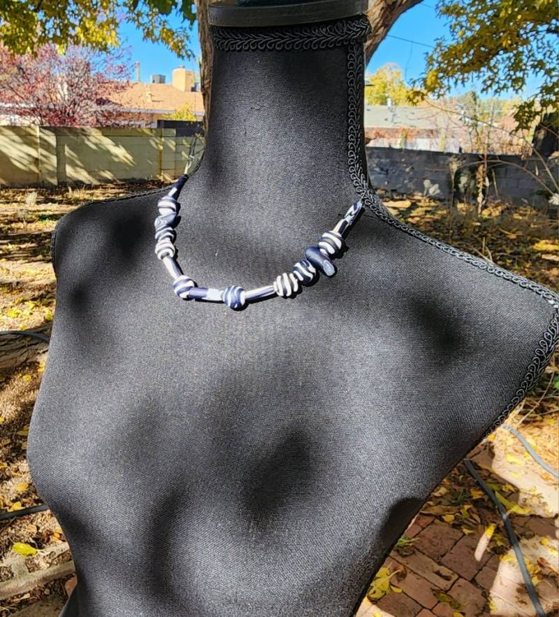 Schwarz-Weiße Halskette 2 von ponderosacat