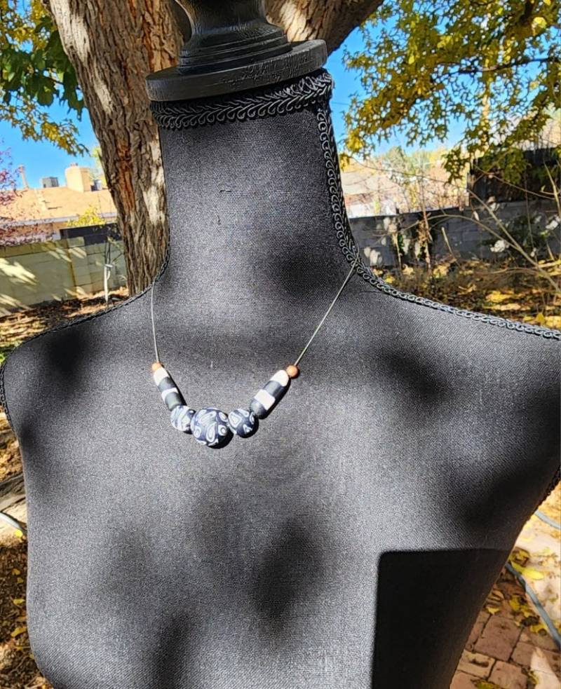 Schwarze Und Weiße Halskette 1 Schwarze Und Weiße Halskette 1 von ponderosacat