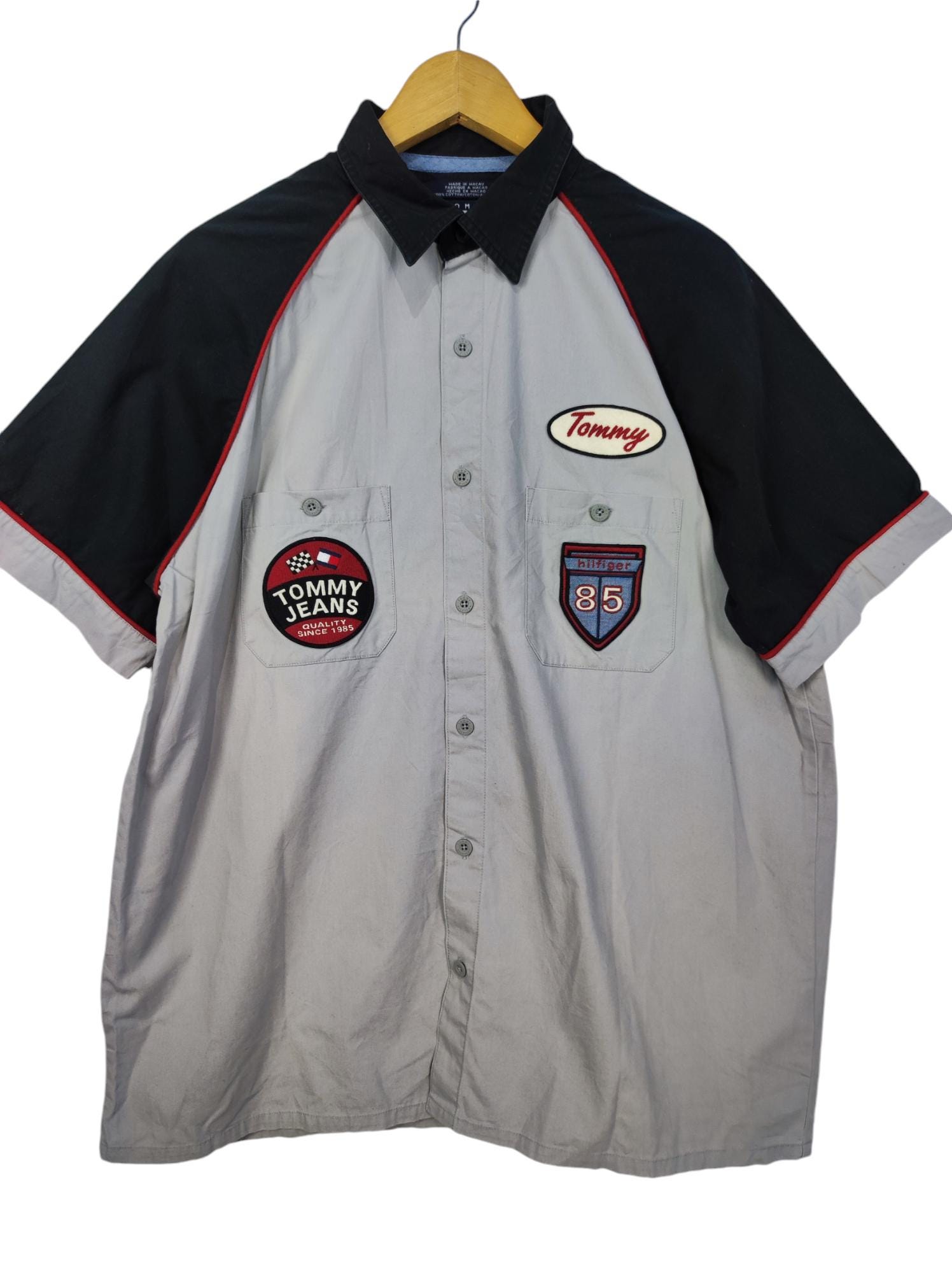 Vintage Tommy Hilfiger Jeans Racing Formmel 1 Arbeiter Hemden 90Er Jahre Rare Staff Wear von ponderrosavintage