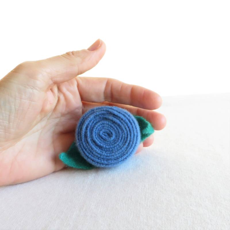 Blaue Kaschmir Rosen Brosche von poppyandpurl