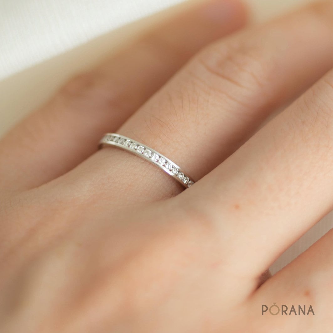 Runder Diamant Ehering 14K Gold Channel Set Stapelring von porana