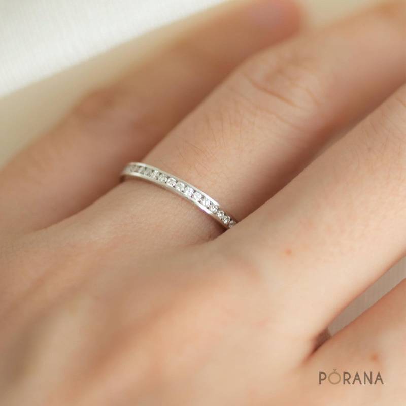 Runder Diamant Ehering 14K Gold Channel Set Stapelring von porana
