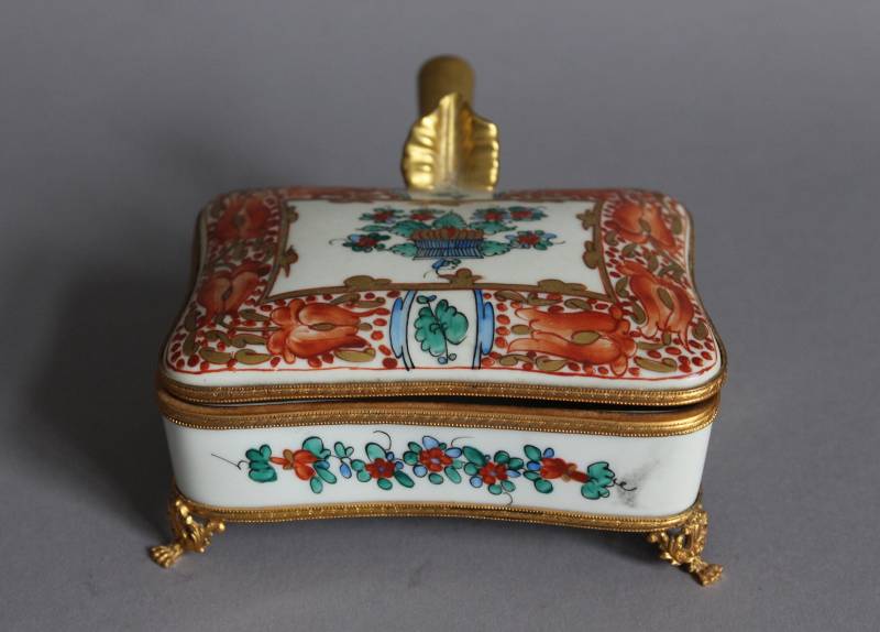 Limoges France Peint A La Main Deckeldose Auf Füßen Blumen Golddekor Rot von porcelainexpert