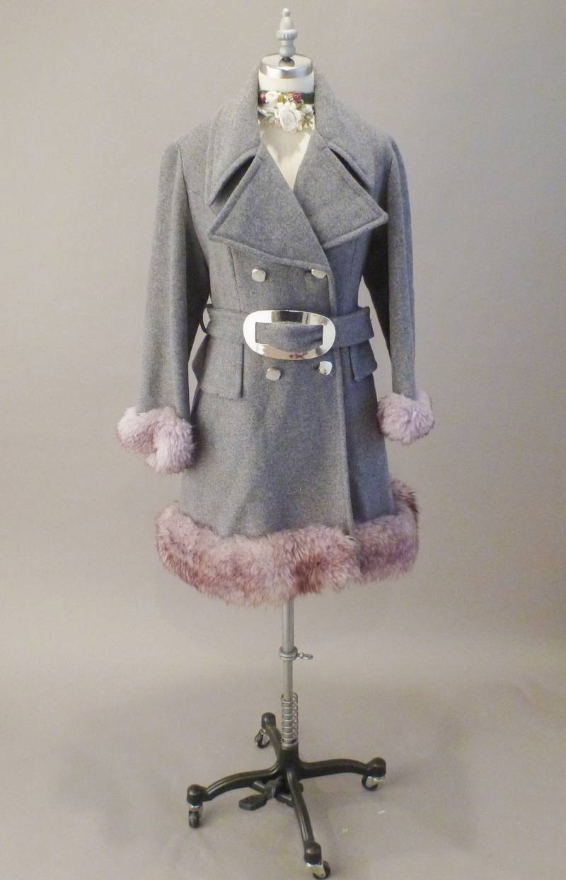 Vintage Union-Made Dicke Graue Wolle Doppelbrustigen Trenchcoat Mit Schaffell Pelz Getrimmt - Fit & Flare Prinzessin Mantel Ausgezeichneter Zustand von porshesplace
