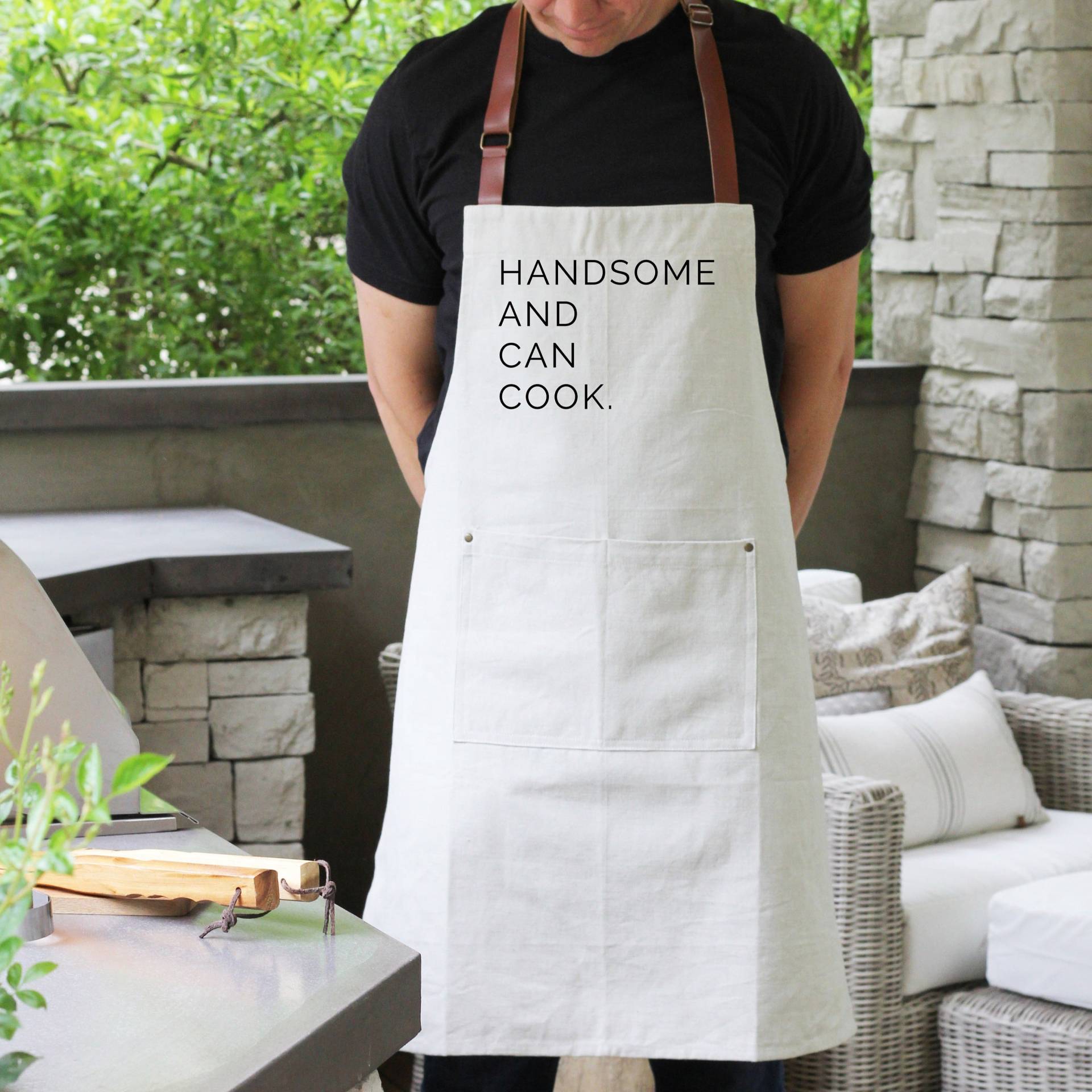 Gut Aussehend Und Kann Koch Schürze | Lustiges Geschenk Für Papa Grillschürze Ihn Vatertags Herren Gut Aussehend Und Kann Koch Schürze | Lustiges Geschenk Für Papa Grillschürze Ihn Vatertags Herren von porterlanehome