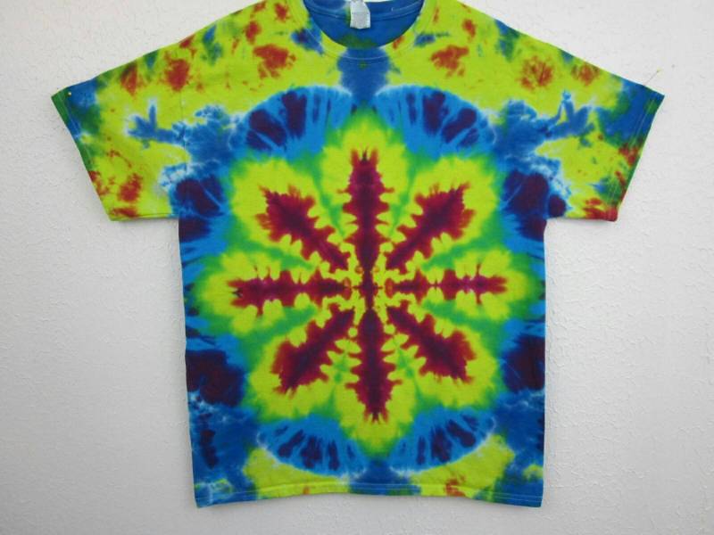 Flower Power-Große Krawatte Sterben Unisex T-Shirt von possumhillfiberworks