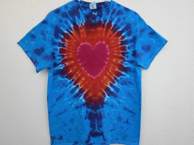 Herz in Einem Medium Krawatte Sterben Unisex T-Shirt von possumhillfiberworks