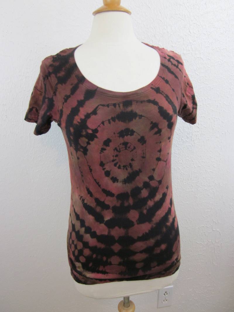 Reverse Tie Dye Burgund Und Black Bulls Eye Scoop Neck T-Shirt Size Medium von possumhillfiberworks