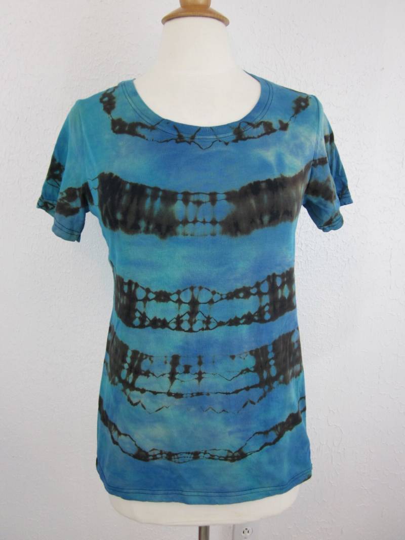 Reverse Tie Dye Stripes Blue & Black Scoop Neck T-Shirt Size Large von possumhillfiberworks