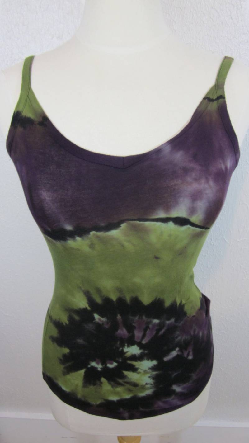 Umgekehrte Tie Dye V Hals Moss Und Eggplant Swirl Cami Größe Small von possumhillfiberworks