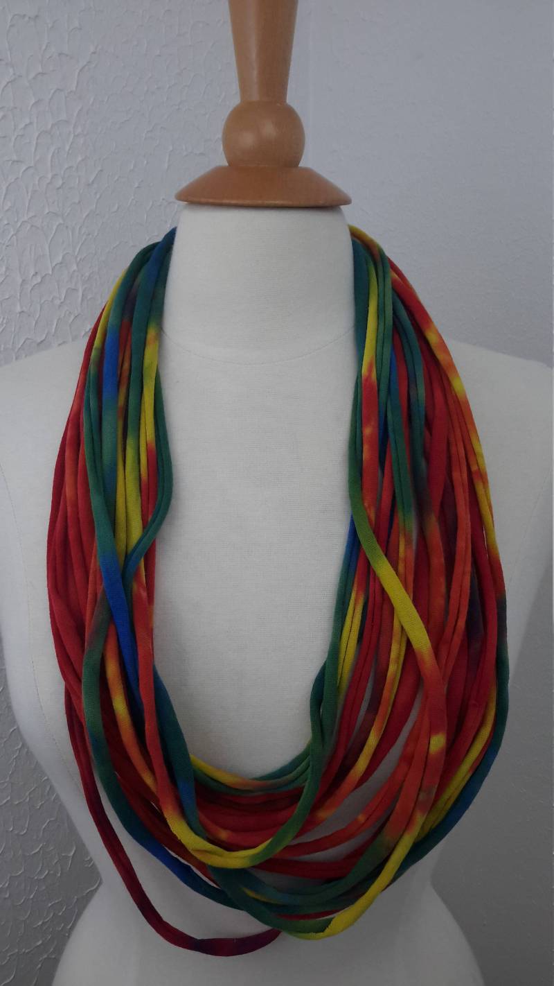 Upcylced T-Shirt Schal/Kette von possumhillfiberworks