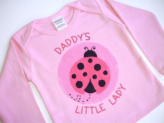 Papa Oder Mama's Kleine Marienkäfer Rosa Langarm Lap-T Für Mädchen von potatopatch